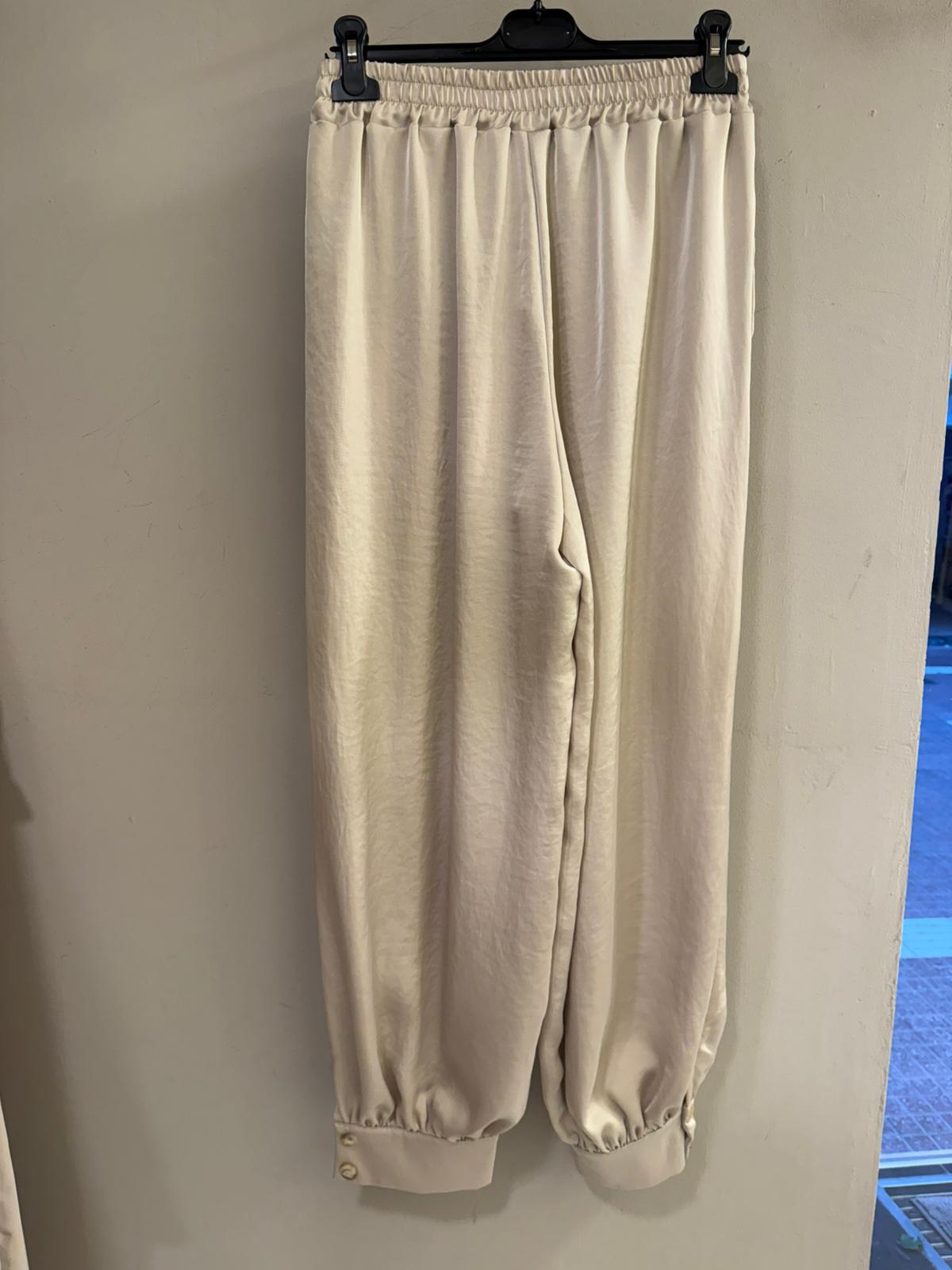 Pantalón bombacho satinado con puño de botones