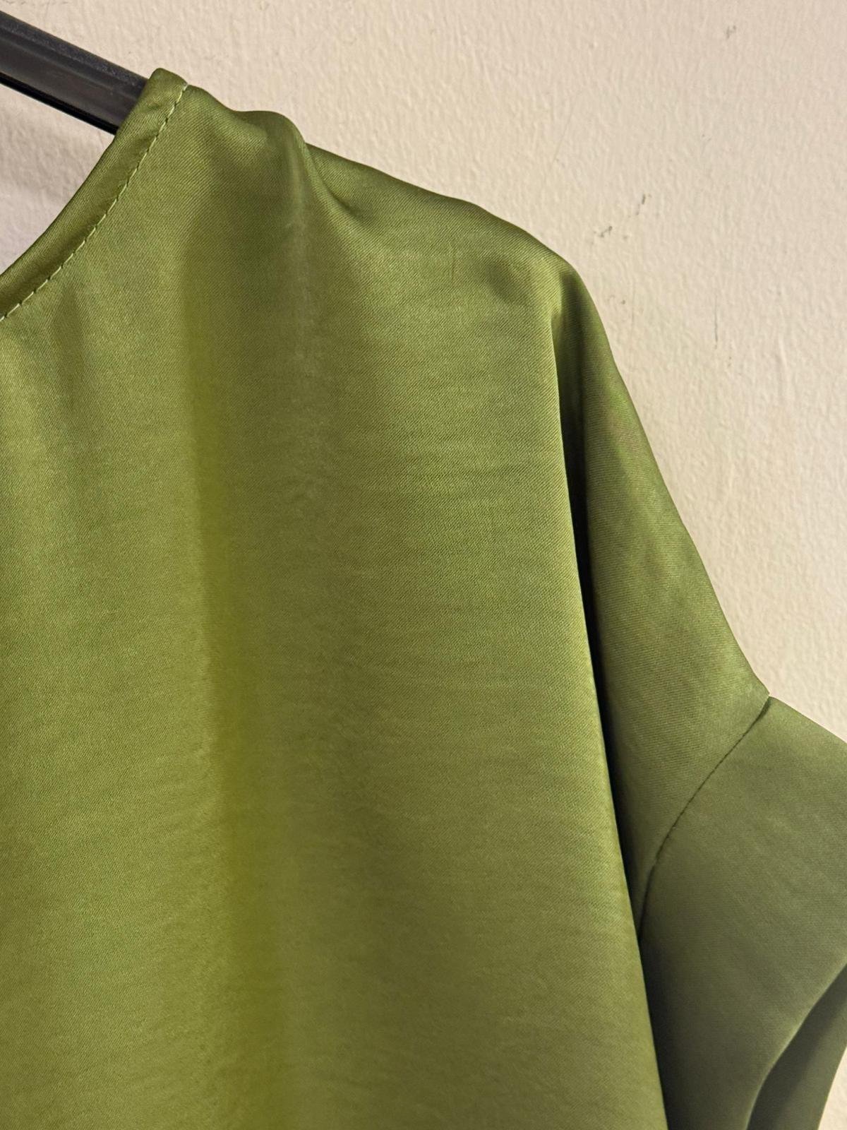 Blusa satinada de manga corta Cierre con dos botones
