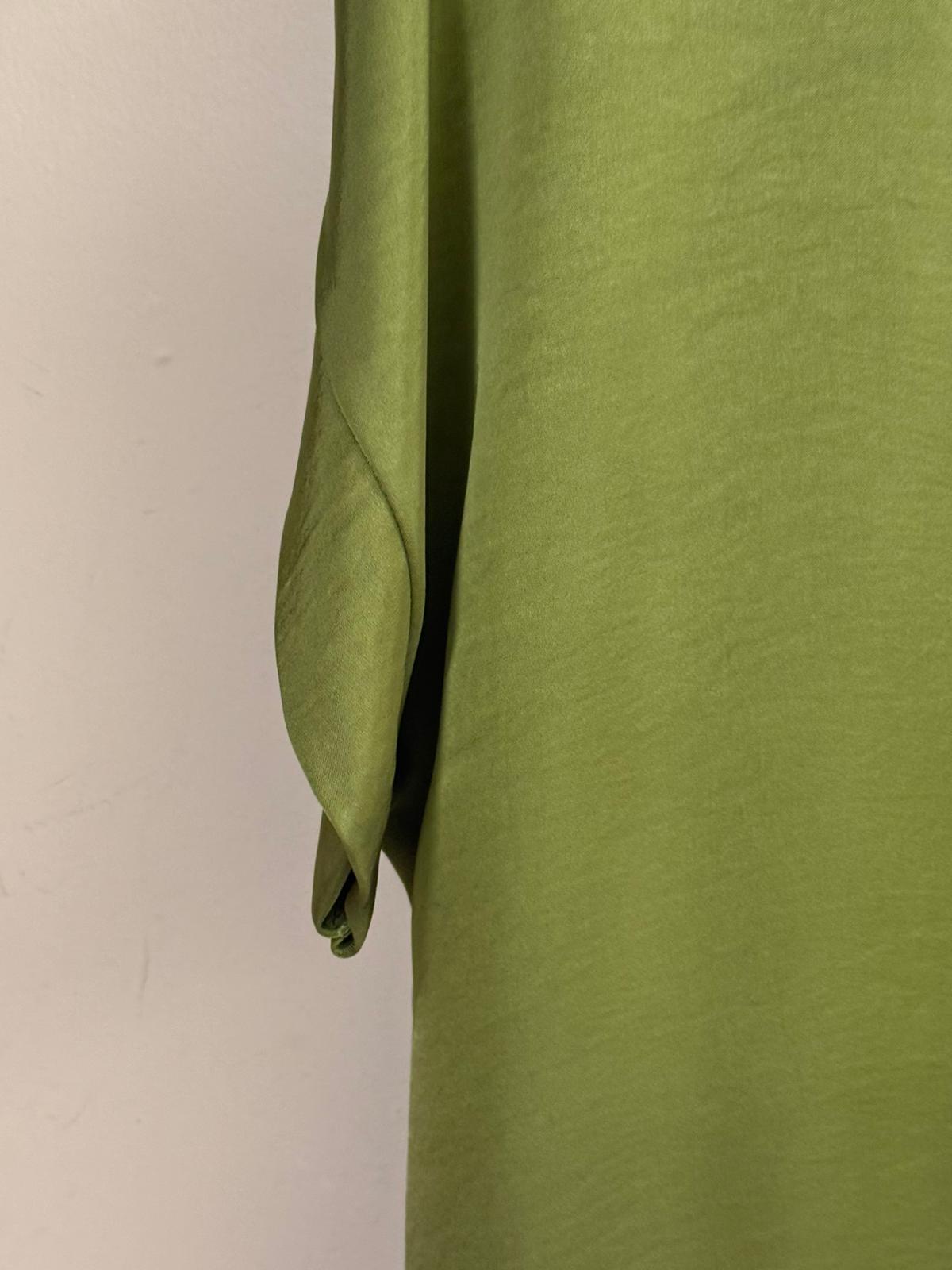 Blusa satinada de manga corta Cierre con dos botones