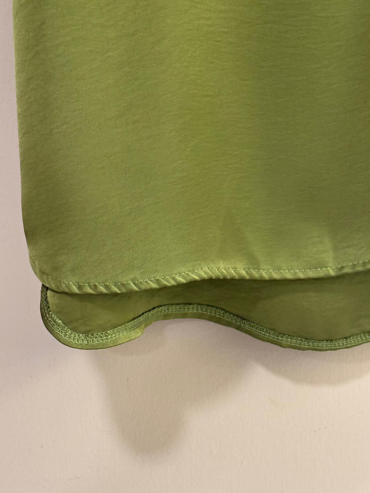Blusa satinada de manga corta Cierre con dos botones