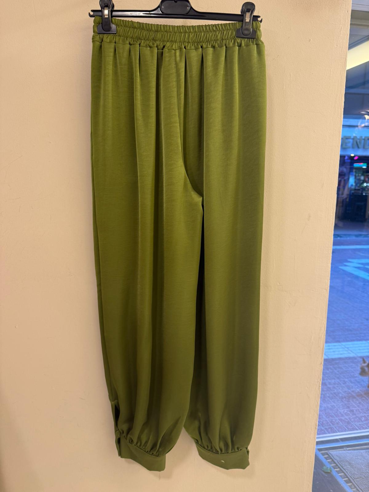 Pantalón bombacho satinado con puño de botones