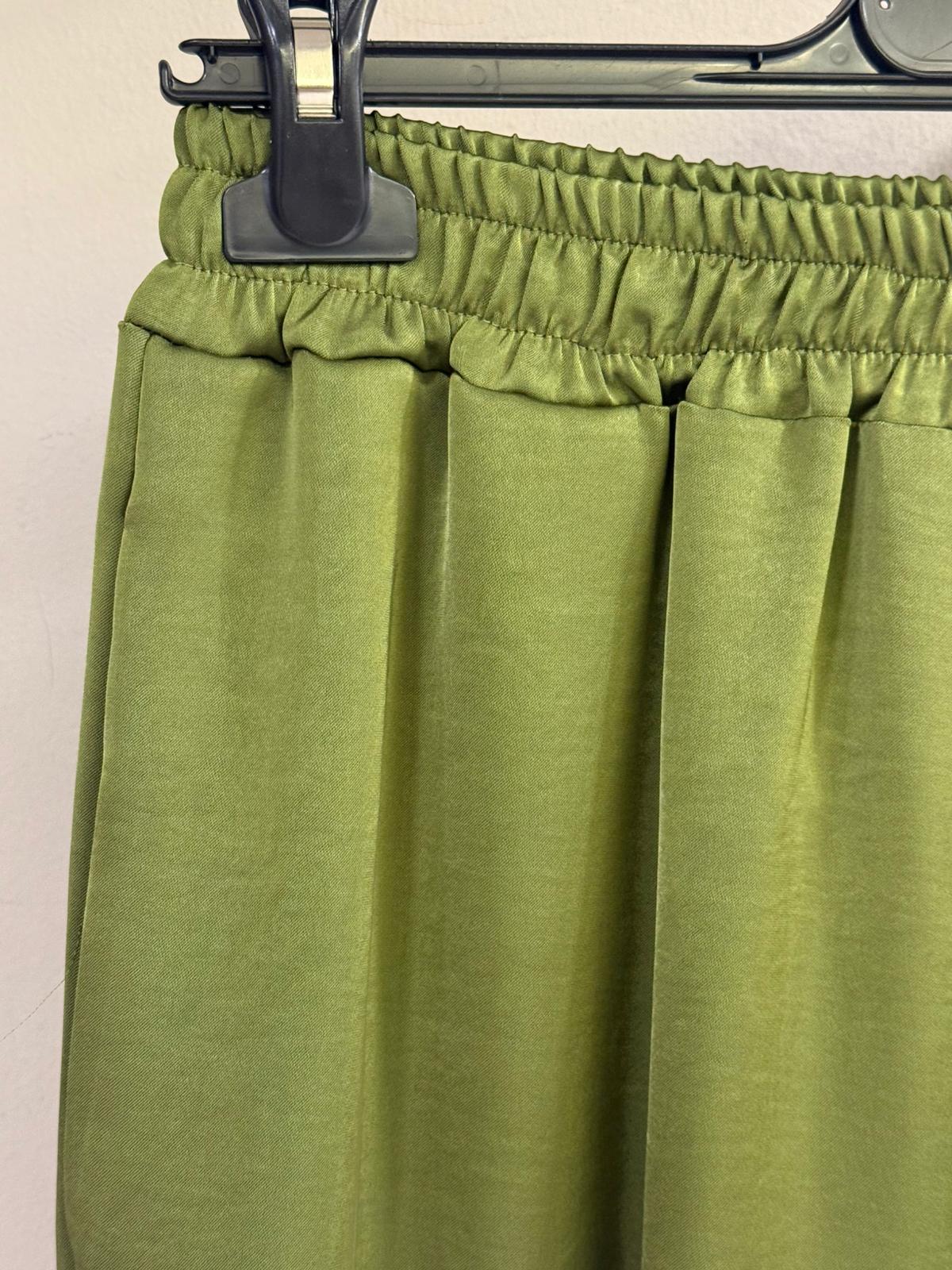 Pantalón bombacho satinado con puño de botones
