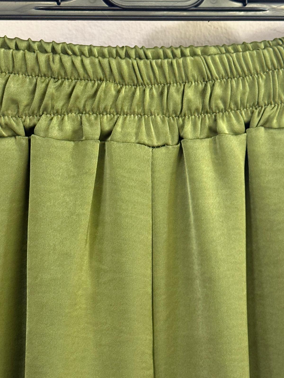 Pantalón bombacho satinado con puño de botones