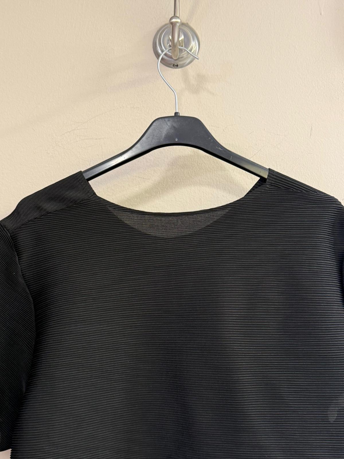 Blusa Negra Plisada con Bajo de Encaje