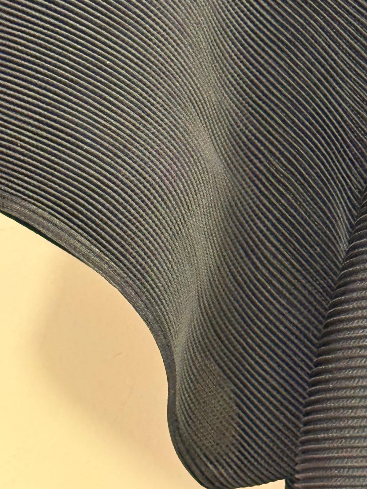 Blusa Negra Plisada con Bajo de Encaje