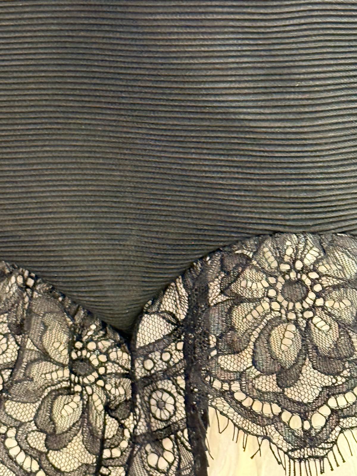 Blusa Negra Plisada con Bajo de Encaje