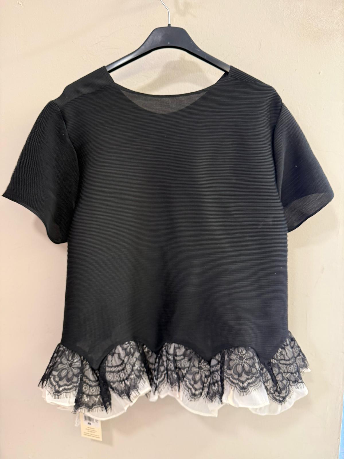 Blusa Negra Plisada con Bajo de Encaje