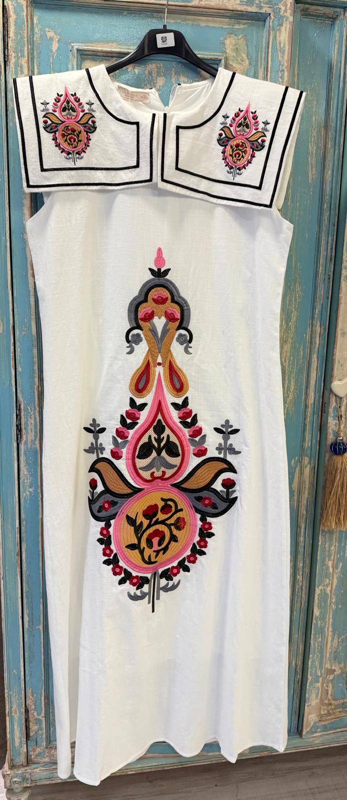 Vestido Midi Blanco con Bordado Paisley Oriental – Sin Mangas