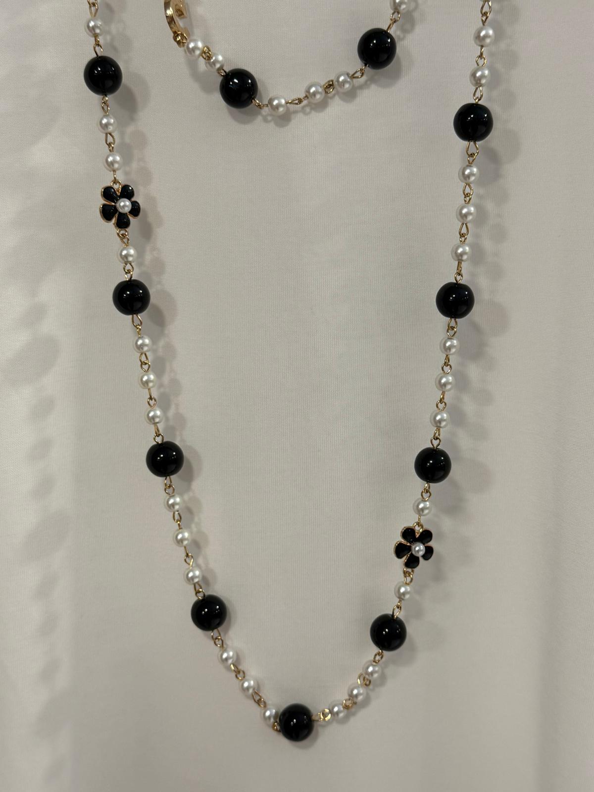 Collar Largo de Perlas y Flor Dorada