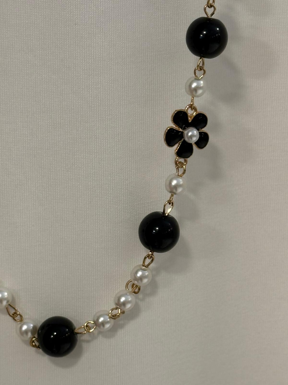 Collar Largo de Perlas y Flor Dorada