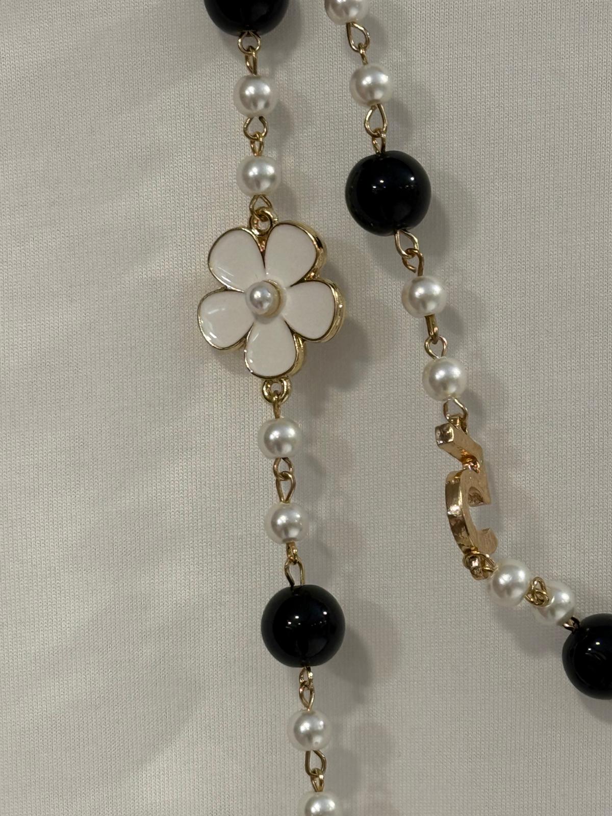 Collar Largo de Perlas y Flor Dorada