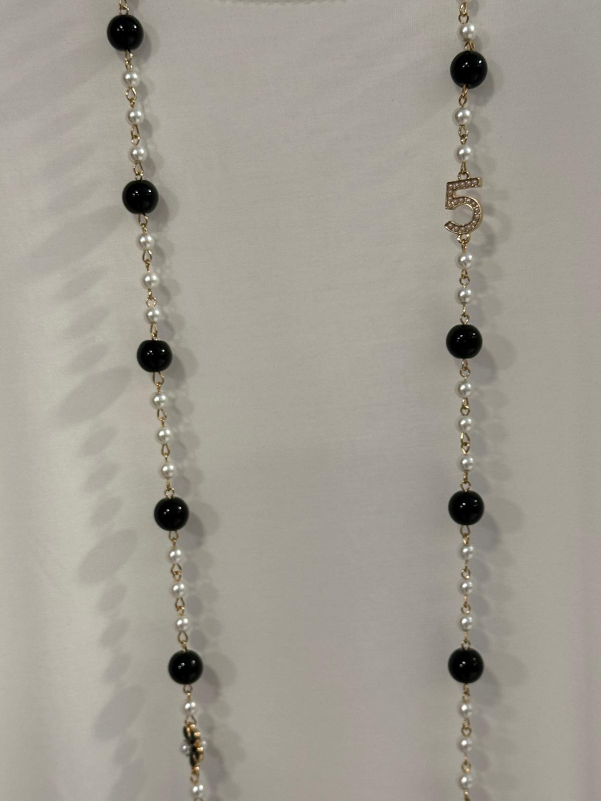 Collar Largo de Perlas y Flor Dorada