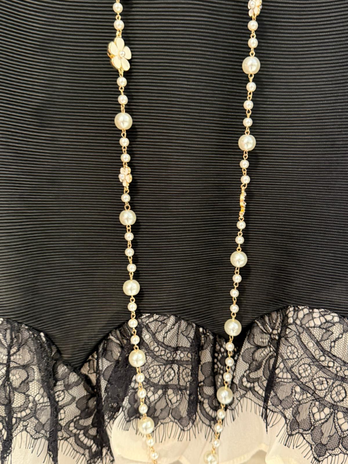 Collar Largo de Perlas y Flor Dorada