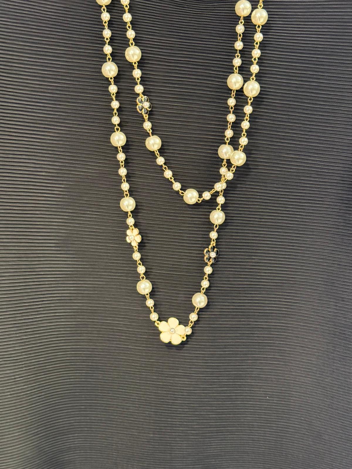 Collar Largo de Perlas y Flor Dorada