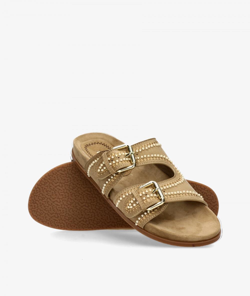 Sandalia Bio Camel Doble Hebilla Dorada con Abalorios y Pespunte Dorado