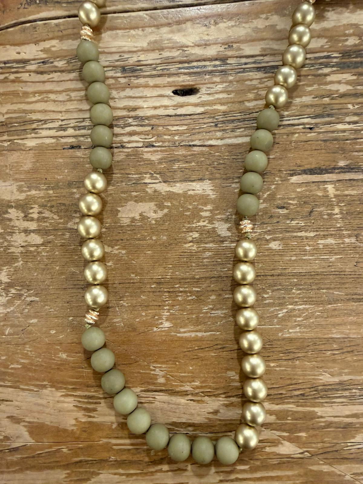 Collar Largo Piezas Redondas Resina y Dorado