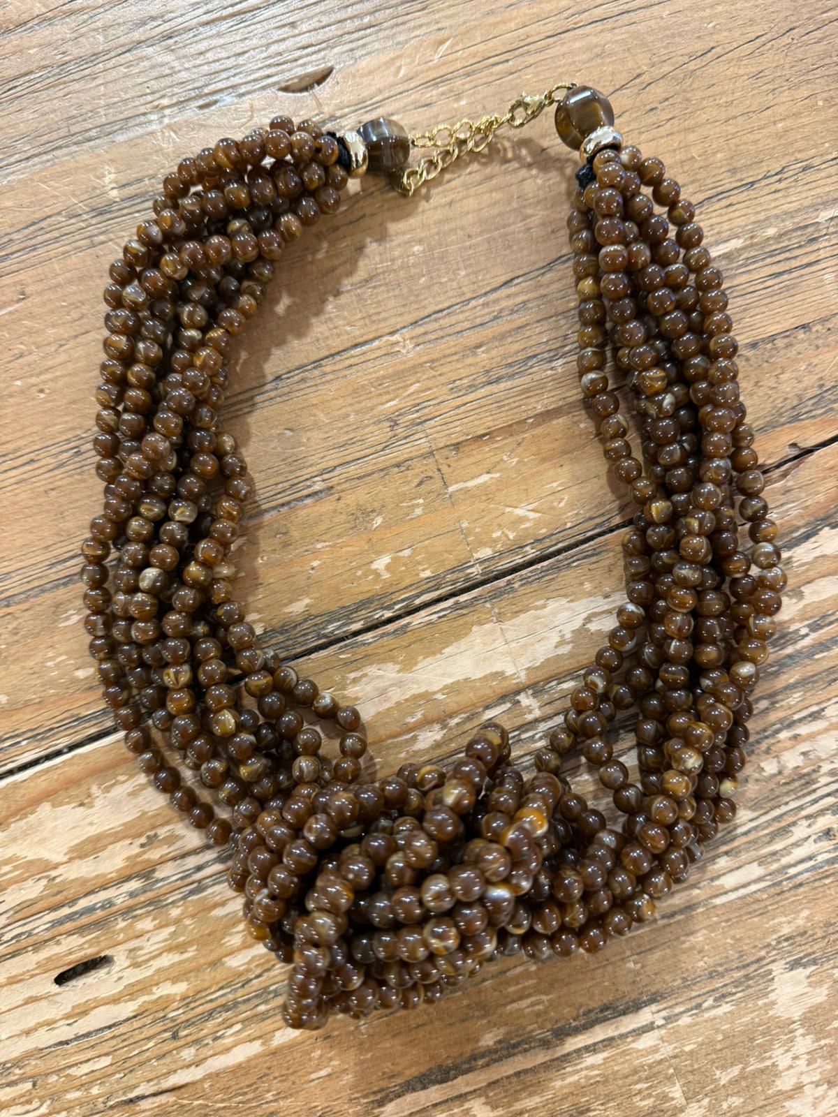 Collar Corto Multivuelta Nudo Resina Pulida