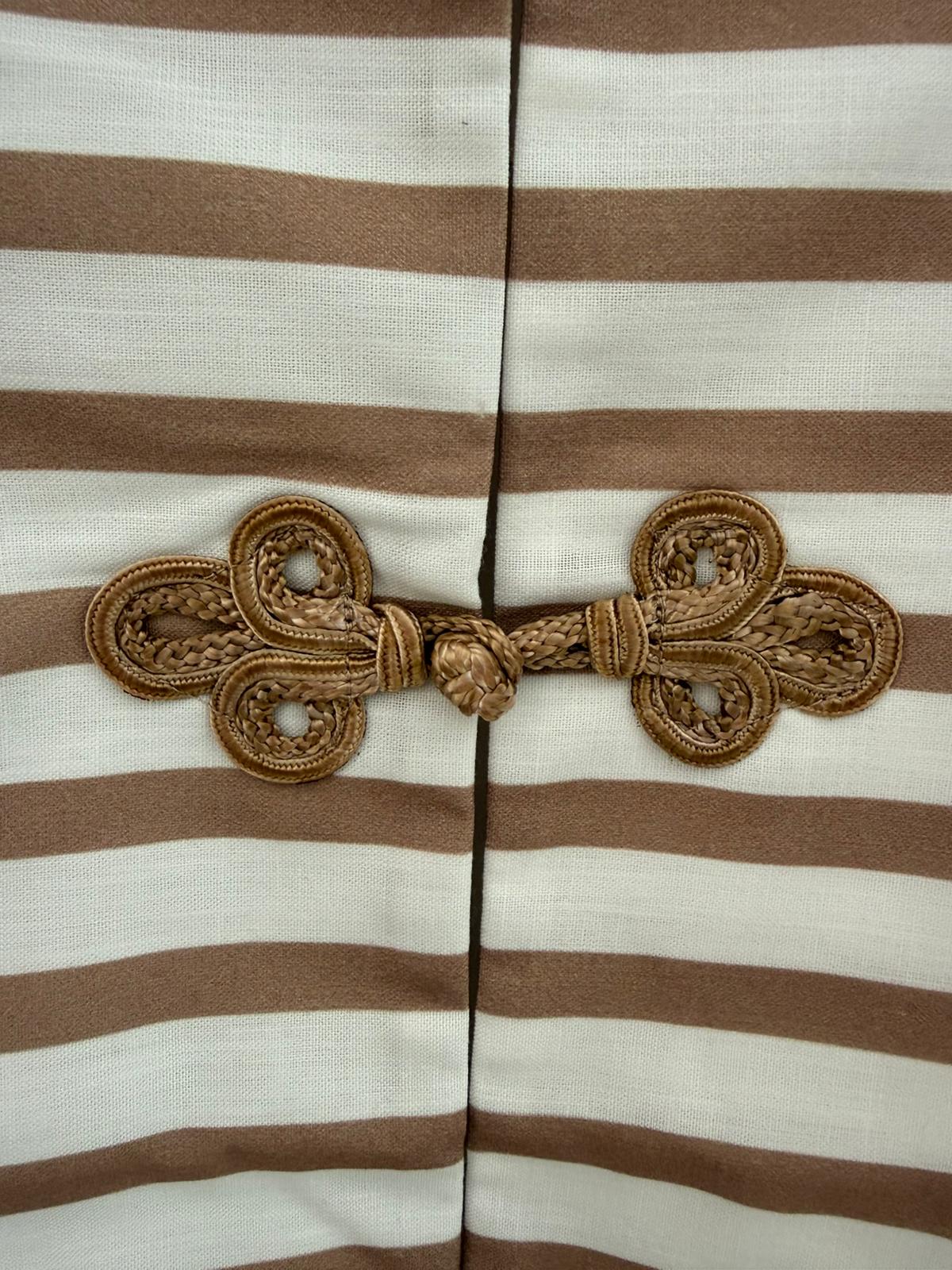 Chaleco Rayas Camel y Blanco Cuello Mao