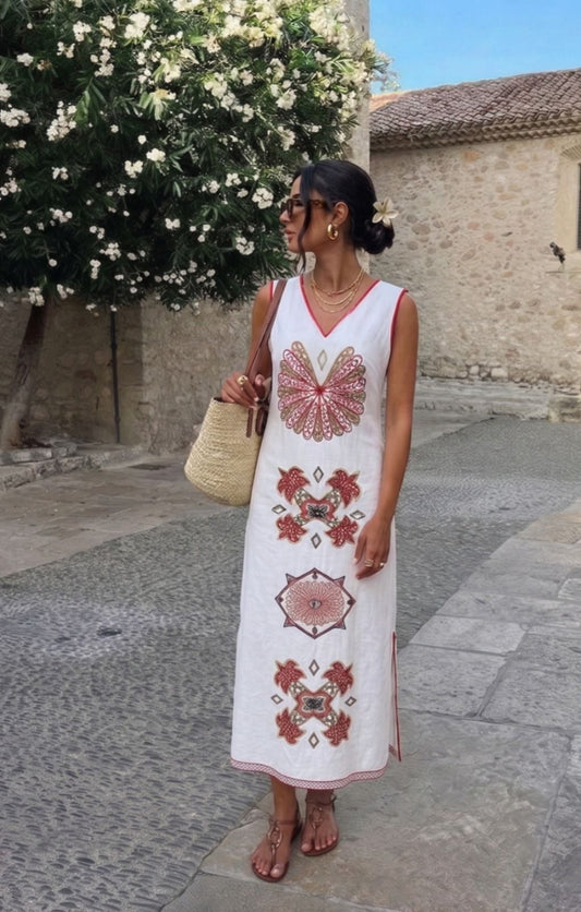 Vestido blanco bordados y ribetes en rojo