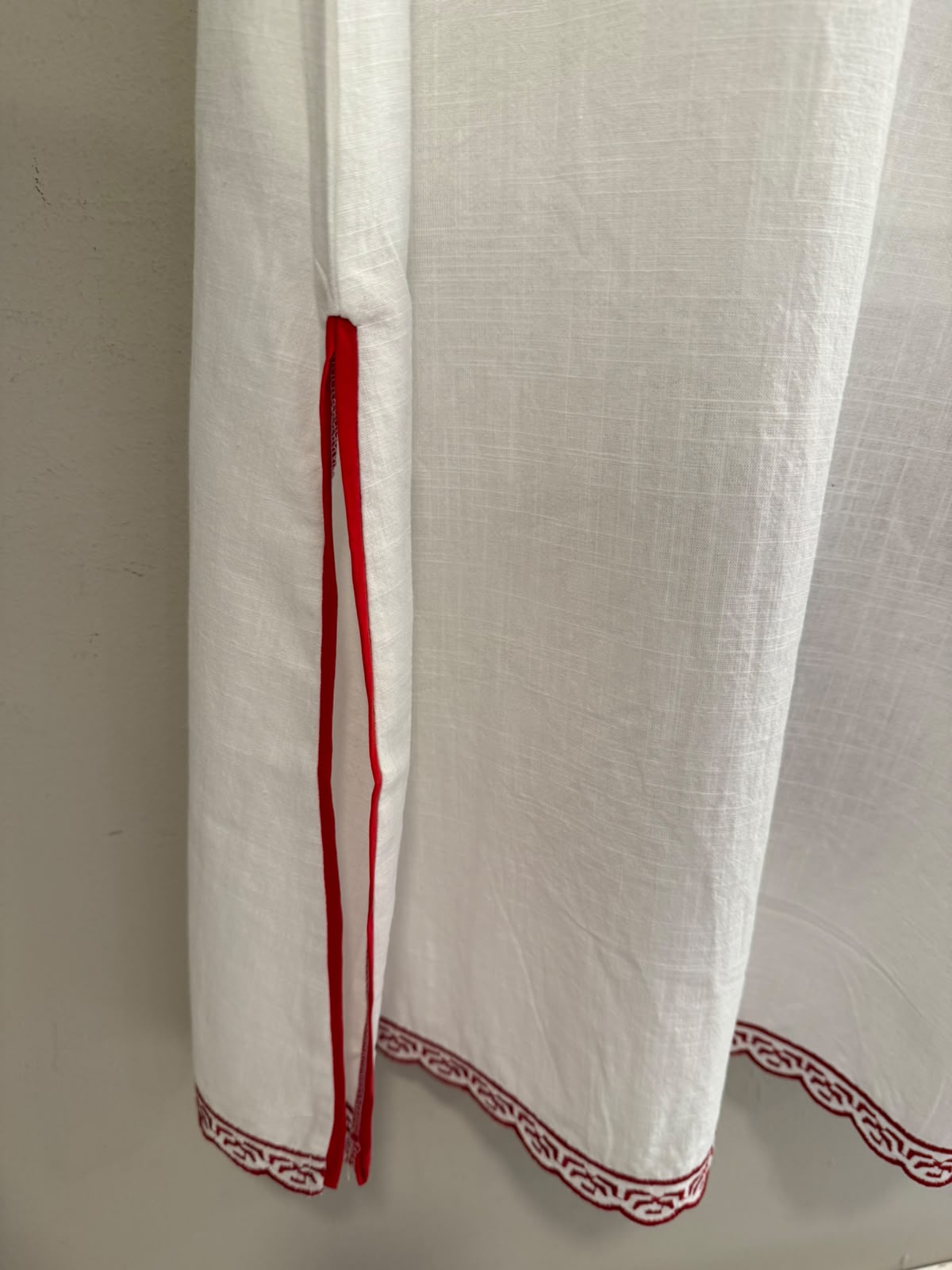 Vestido blanco bordados y ribetes en rojo