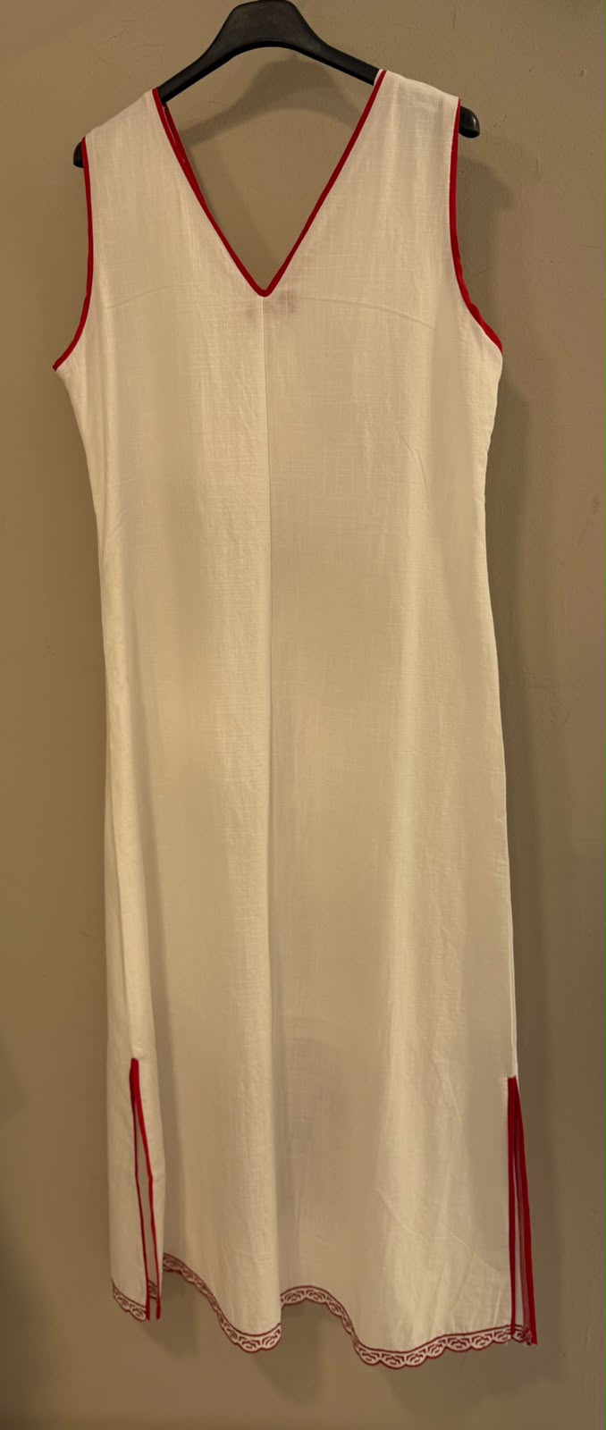 Vestido blanco bordados y ribetes en rojo