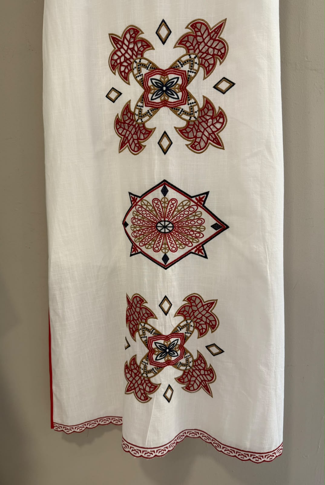 Vestido blanco bordados y ribetes en rojo