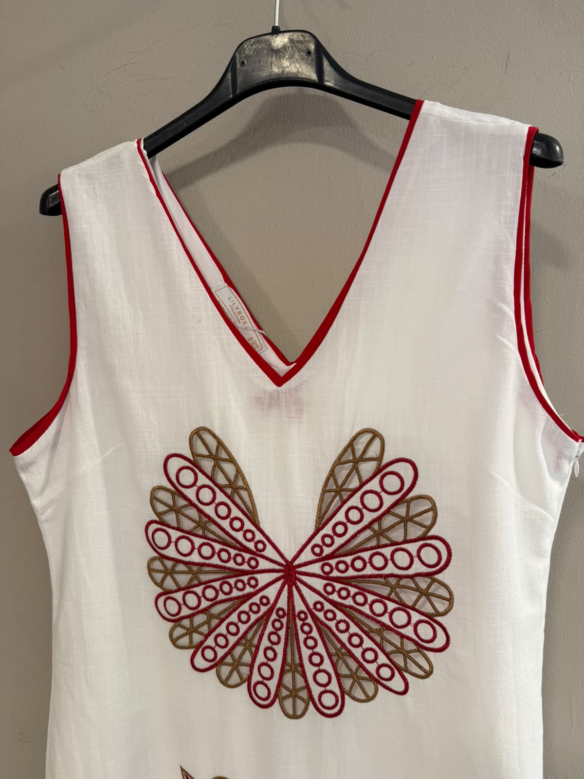 Vestido blanco bordados y ribetes en rojo