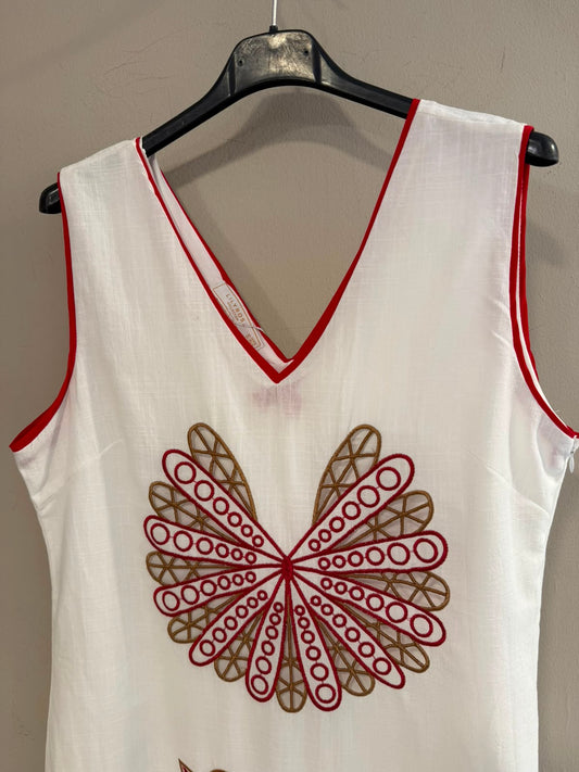Vestido blanco bordados y ribetes en rojo