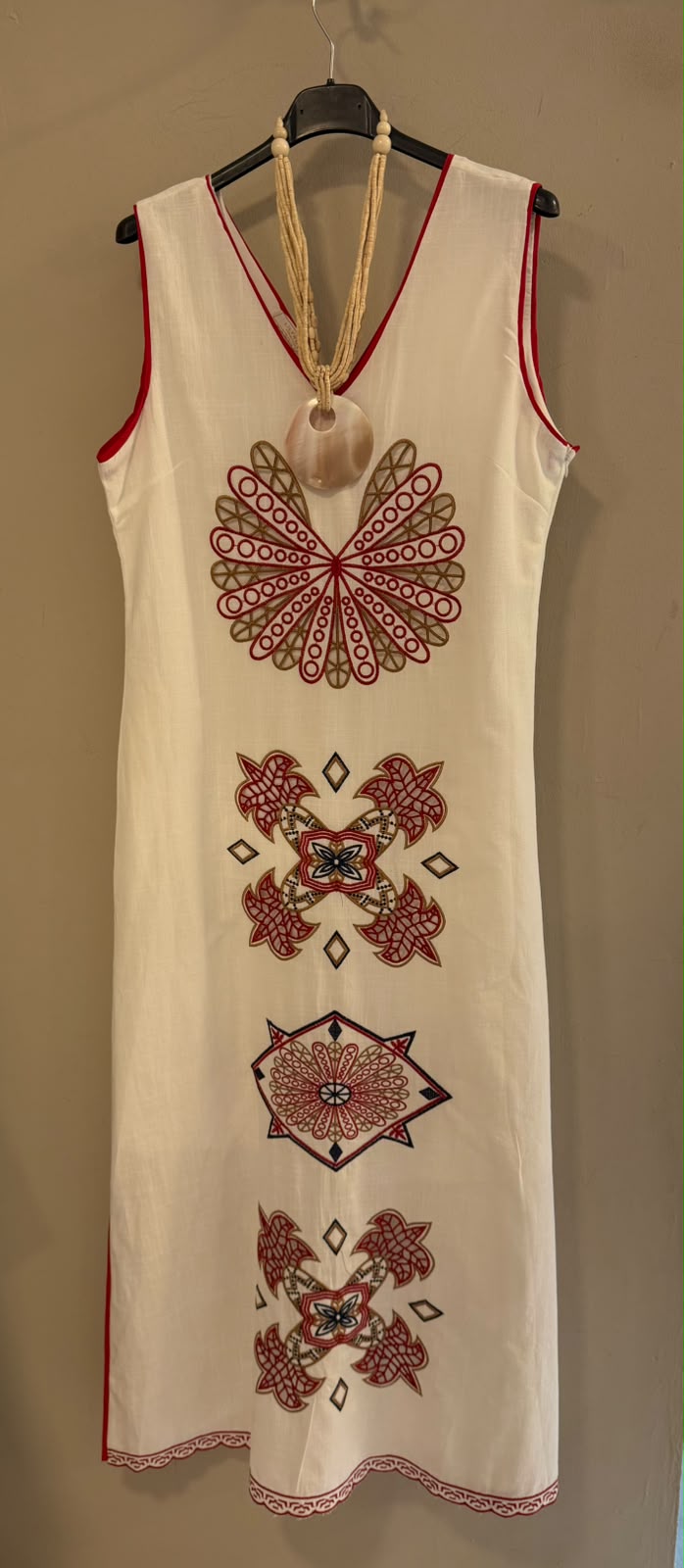 Vestido blanco bordados y ribetes en rojo