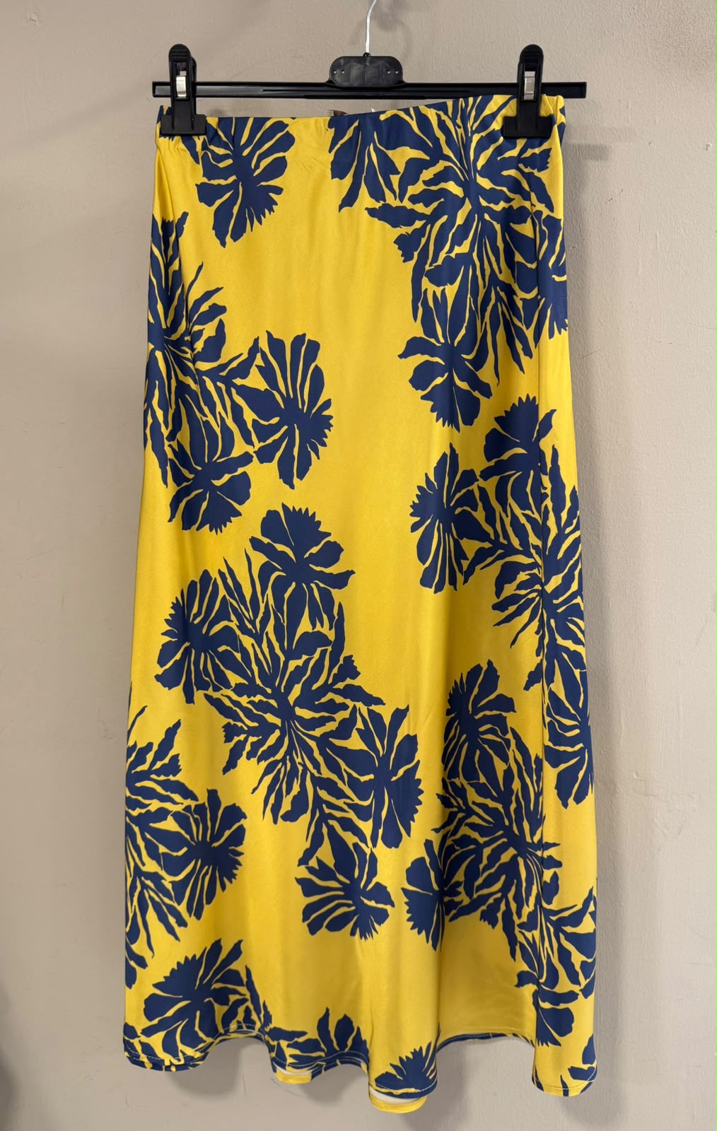 Falda Satinada Amarilla print hojas azules