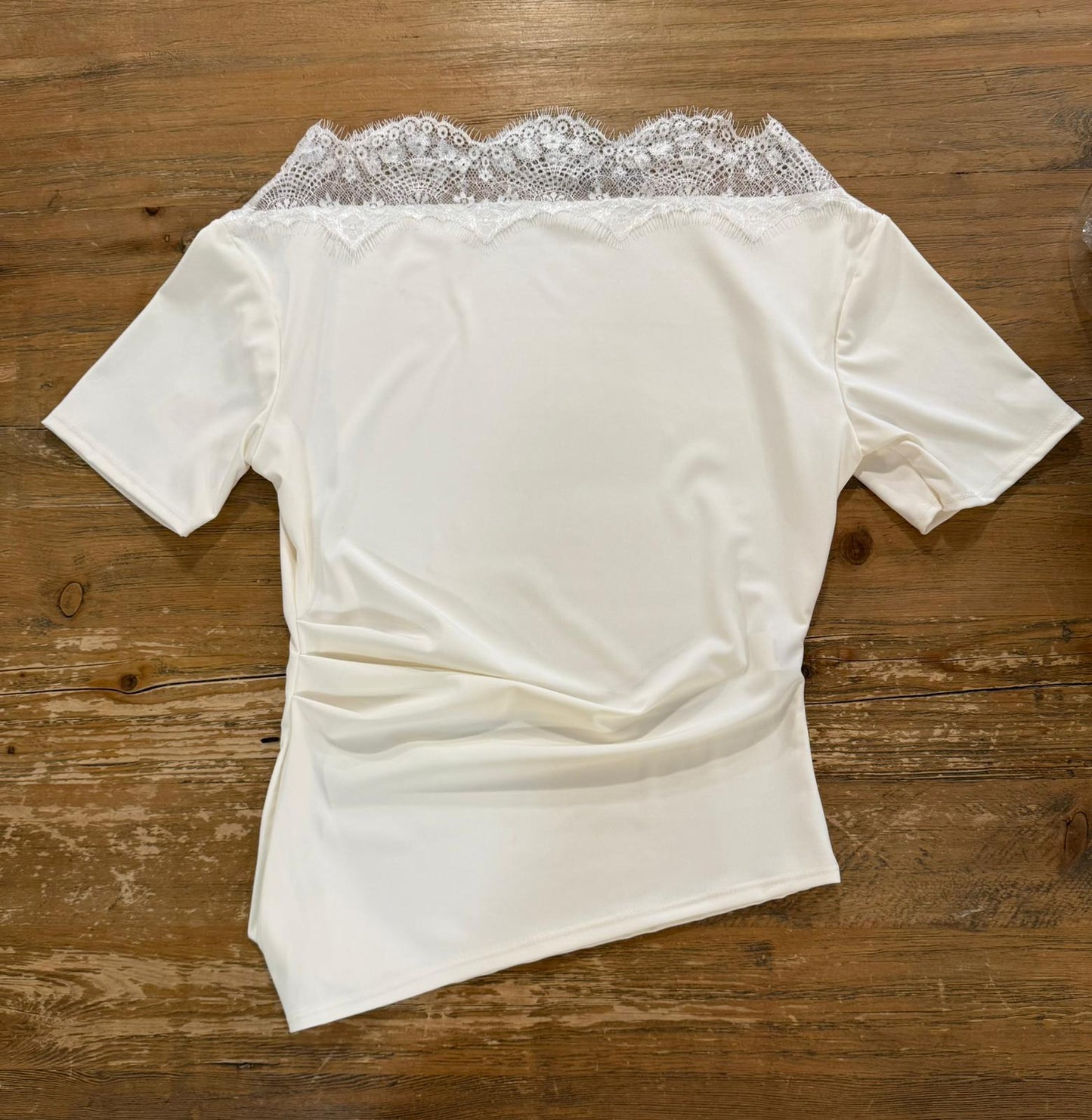 Top seda fría encaje escote