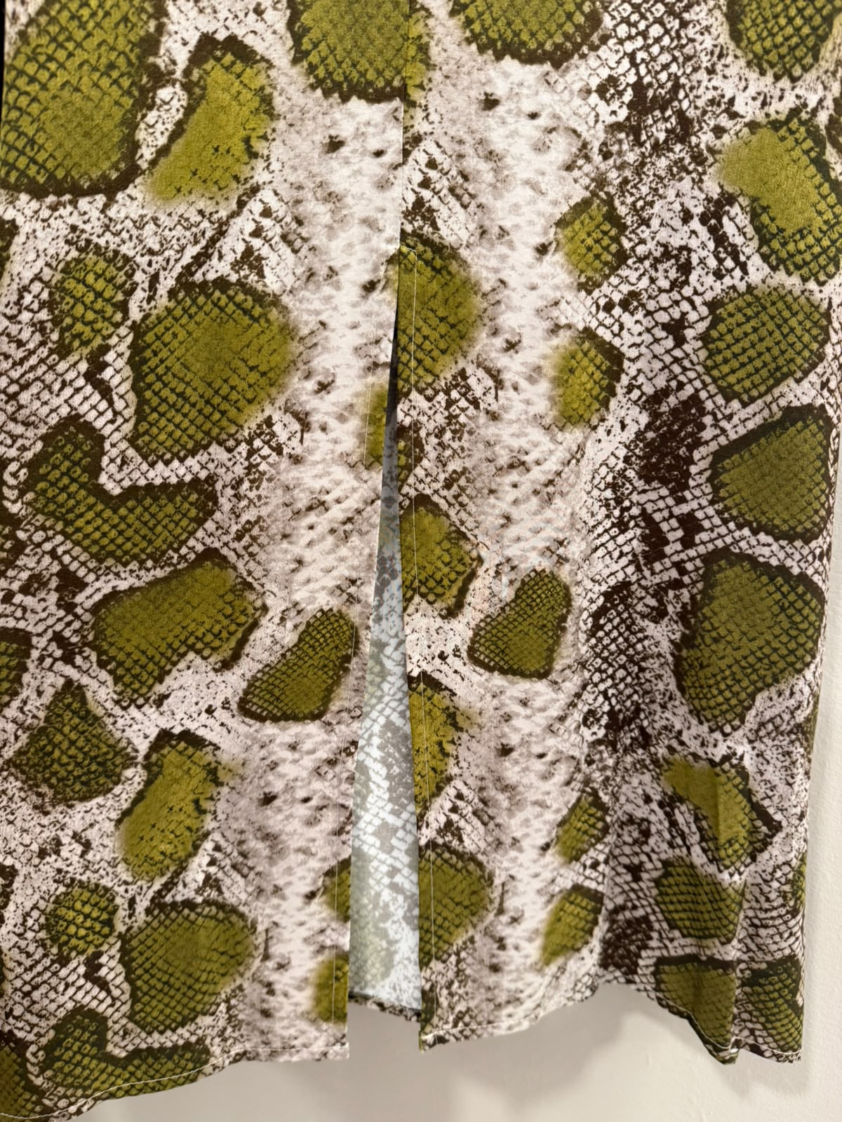 Vestido satinado estampado serpiente