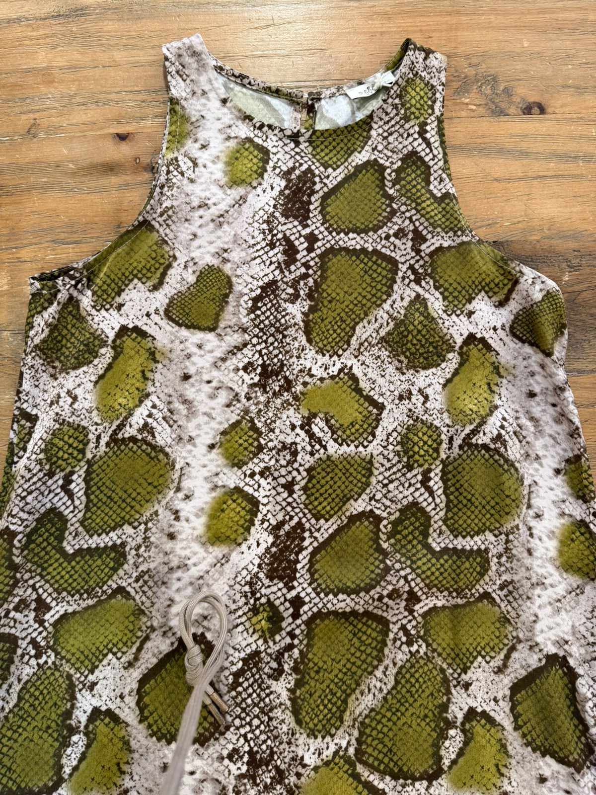 Vestido satinado estampado serpiente