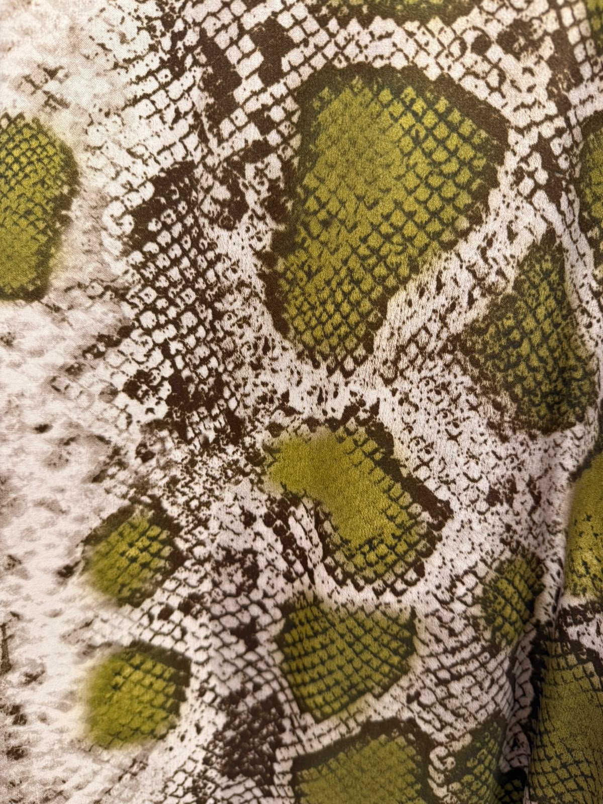 Vestido satinado estampado serpiente