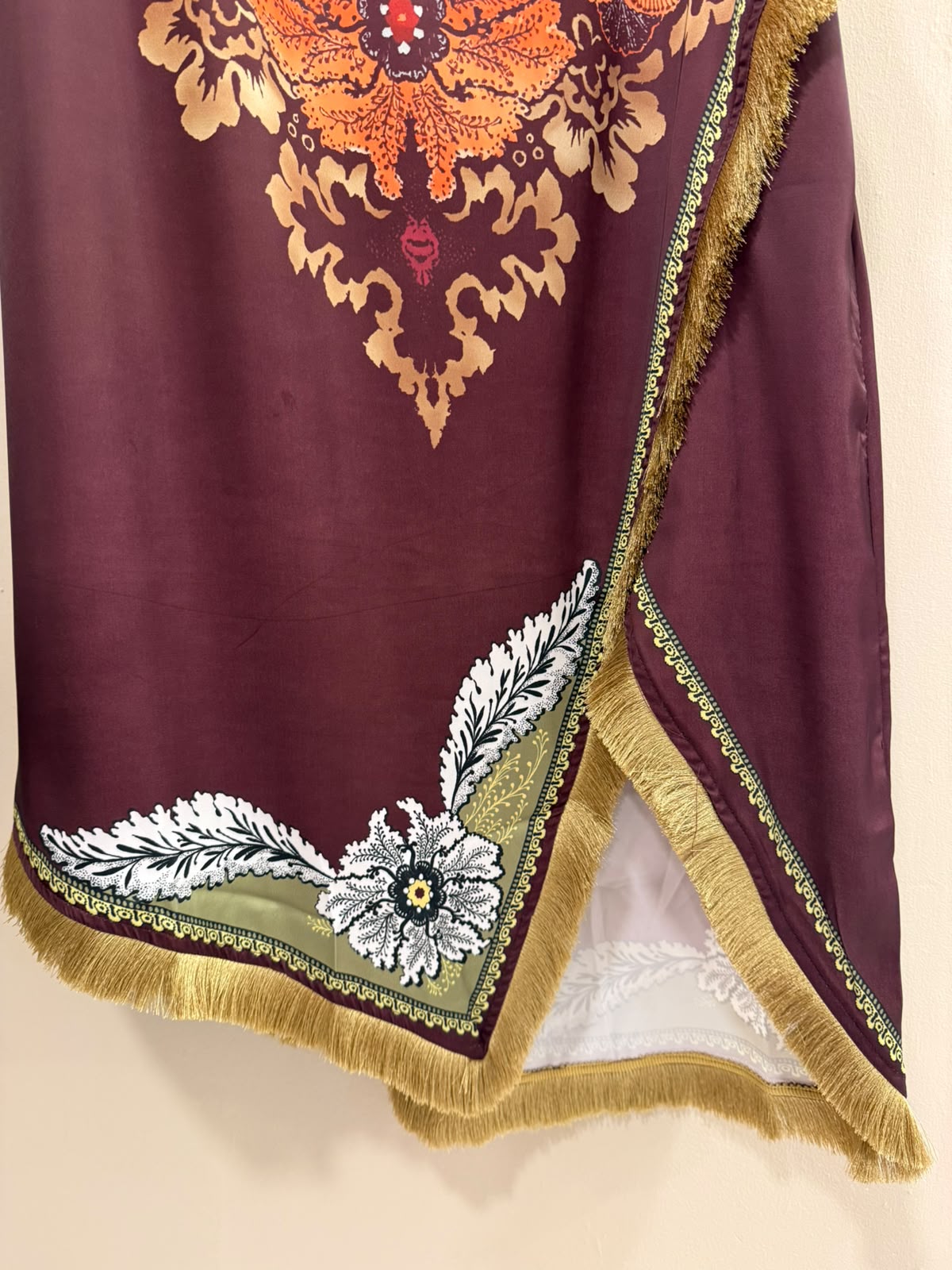 Vestido estampado burdeos flecos