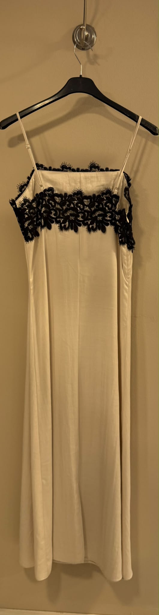 Vestido satinado encaje negro pecho