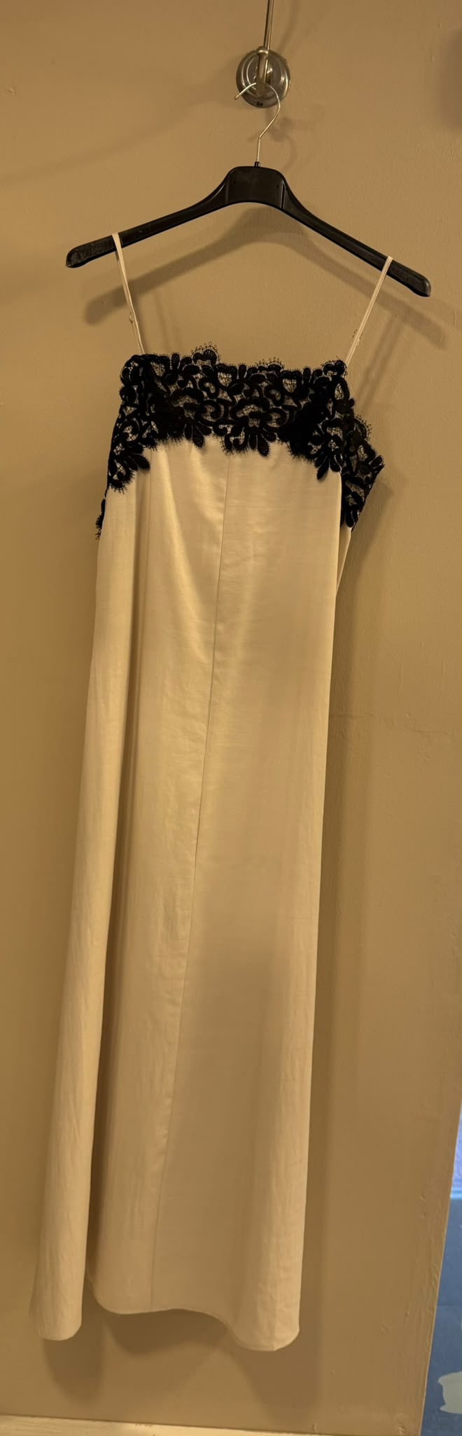 Vestido satinado encaje negro pecho
