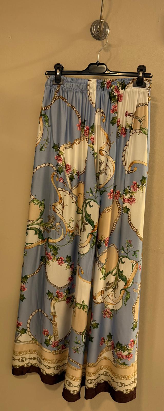 Pantalón satinado oriental floral cadenas