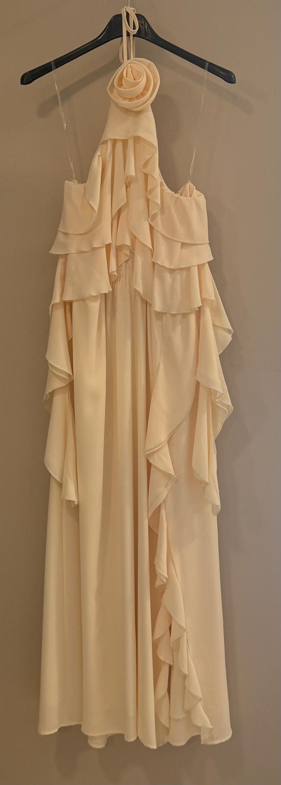 Vestido de volantes y flor