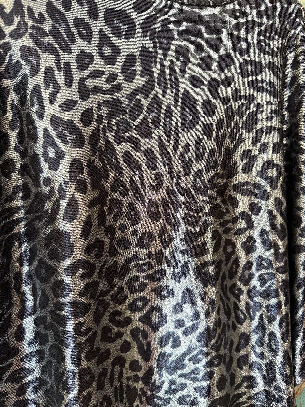 Camiseta Oversize Asimétrica
