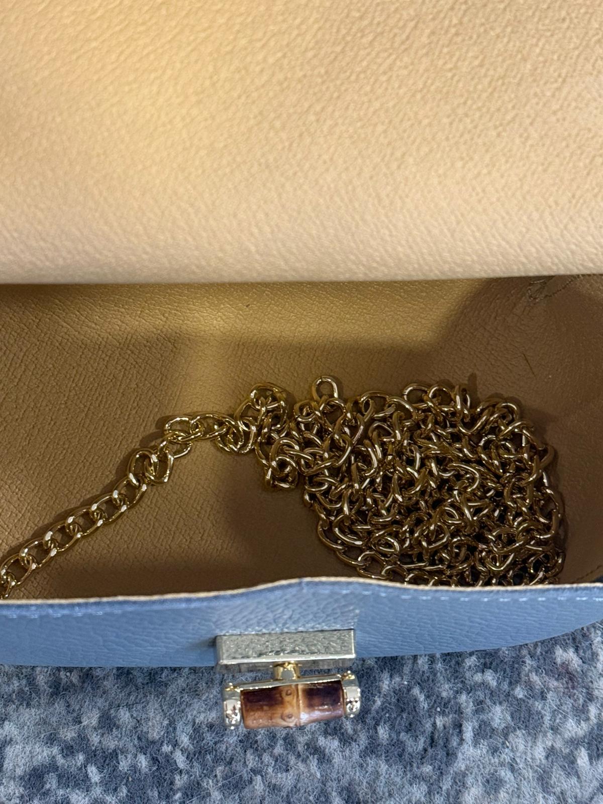 Mini Bolso de Piel con Cierre Dorado - Elegante y Compacto