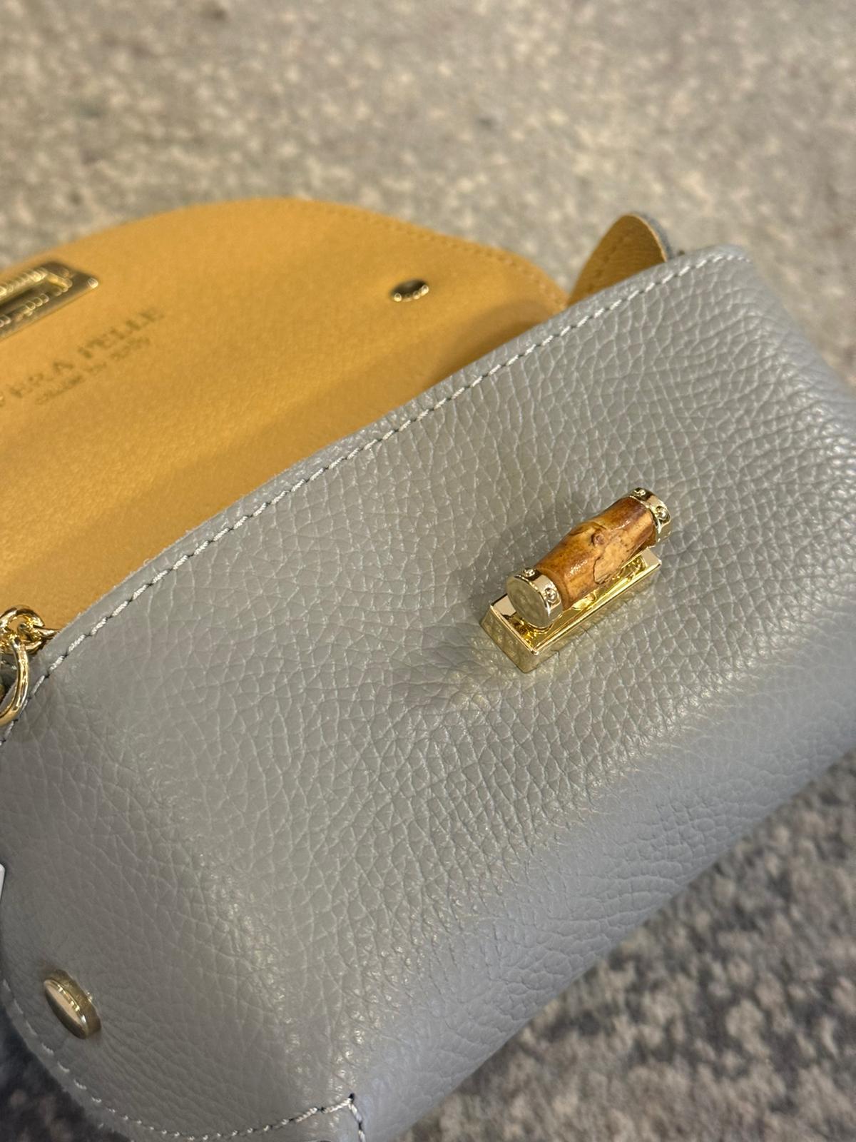 Mini Bolso de Piel con Cierre Dorado - Elegante y Compacto