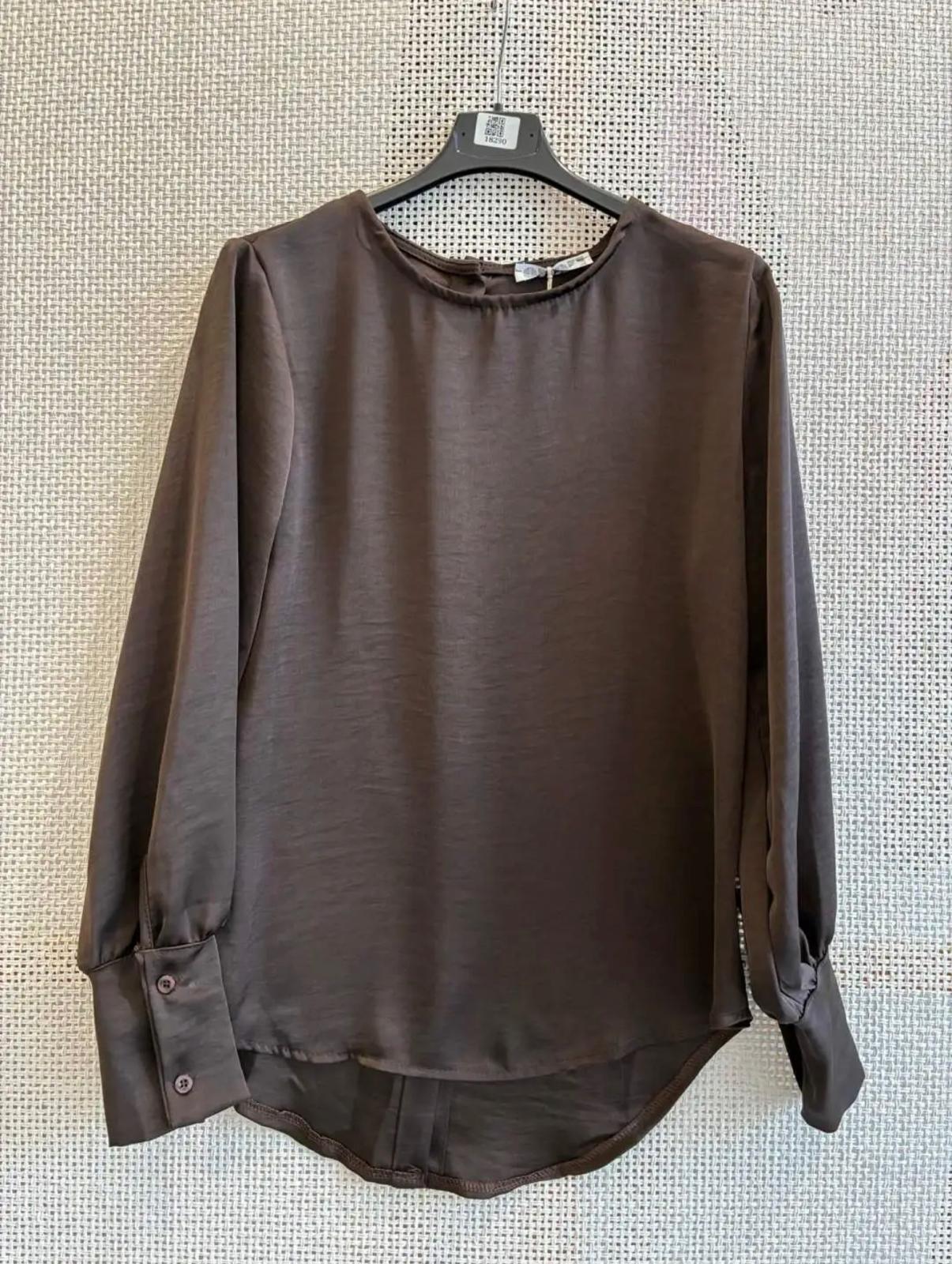 Blusa Satinada Asimétrica con Mangas Abullonadas