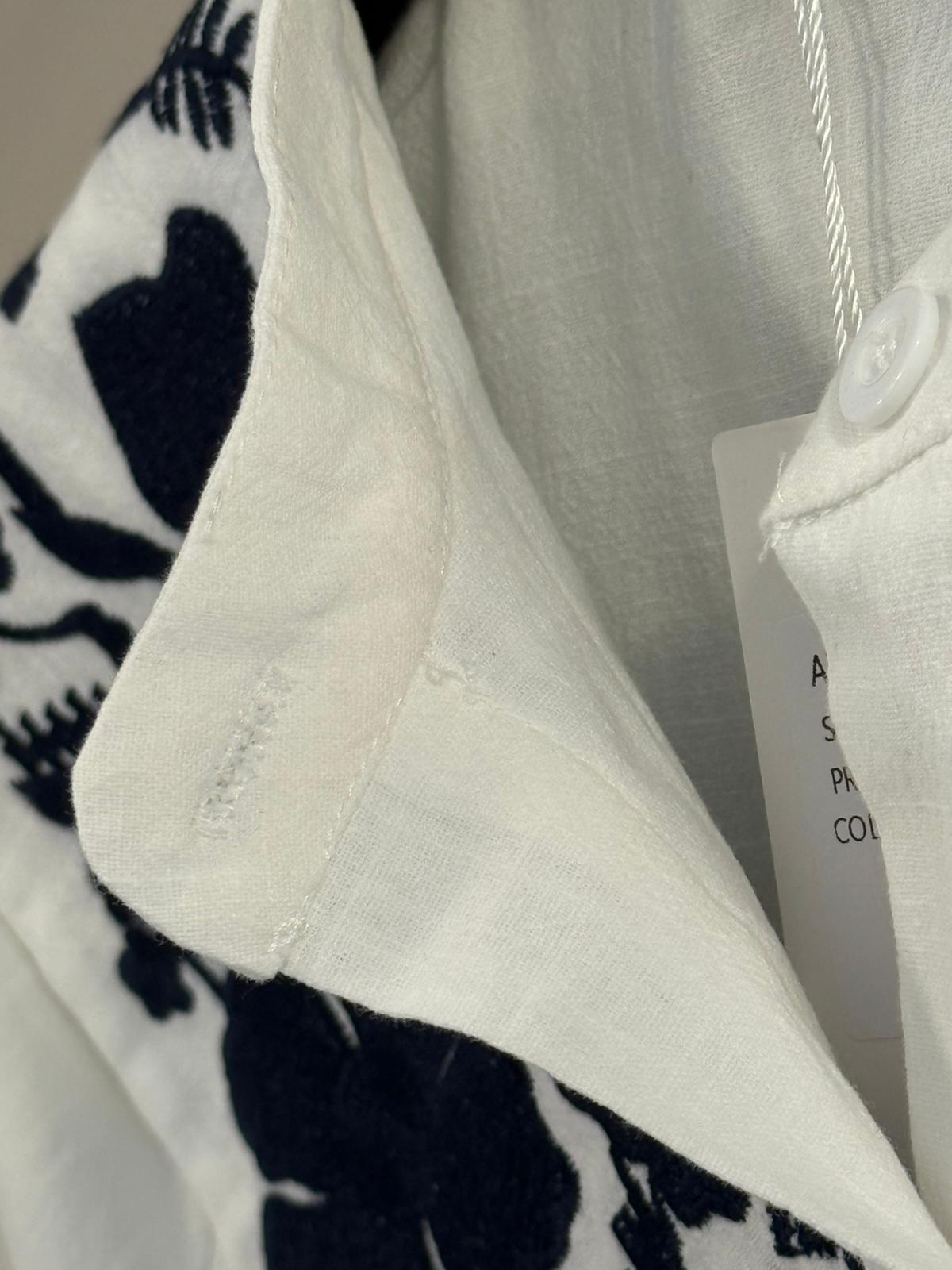 Camisa Blanca con Bordado Floral Navy en Canesú