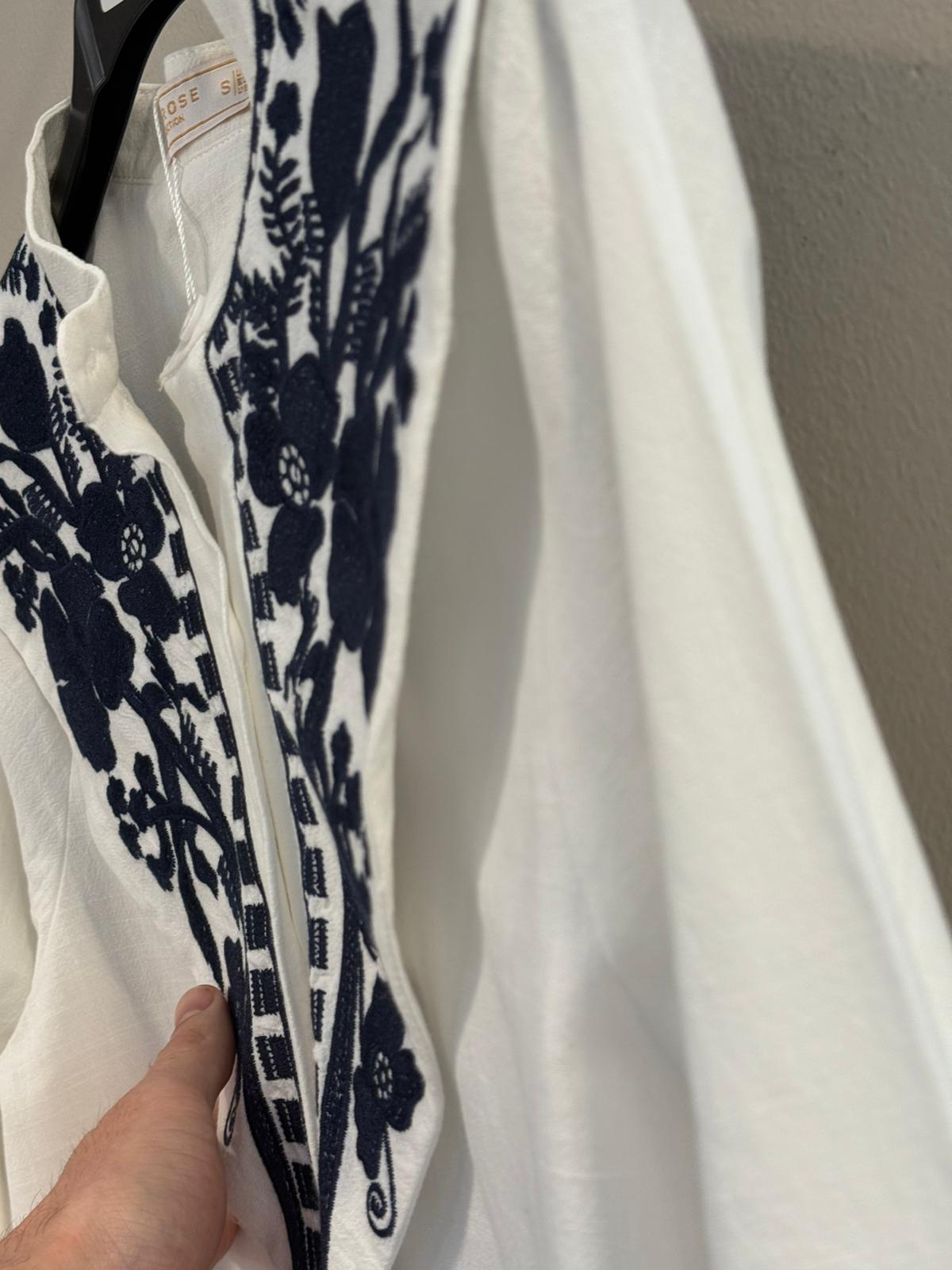 Camisa Blanca con Bordado Floral Navy en Canesú