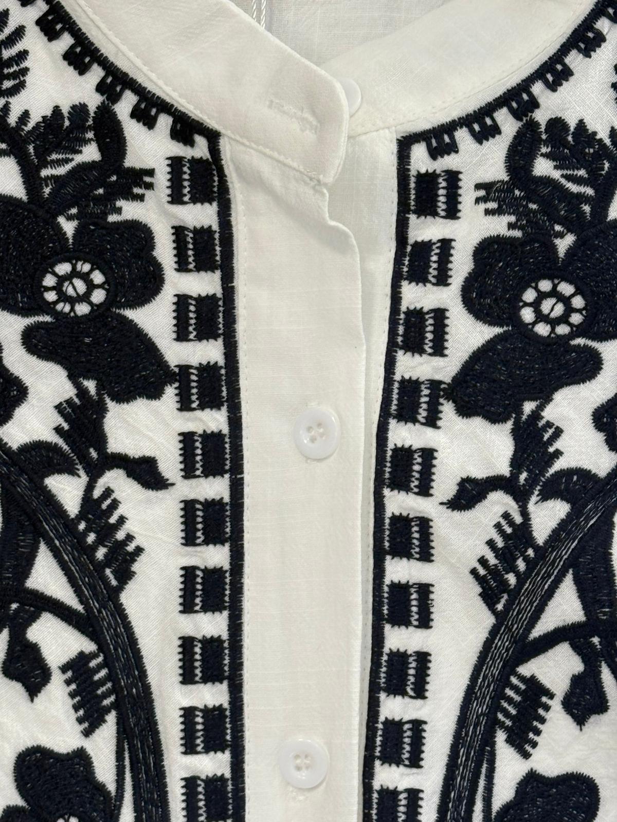 Camisa Blanca con Bordado Floral Navy en Canesú