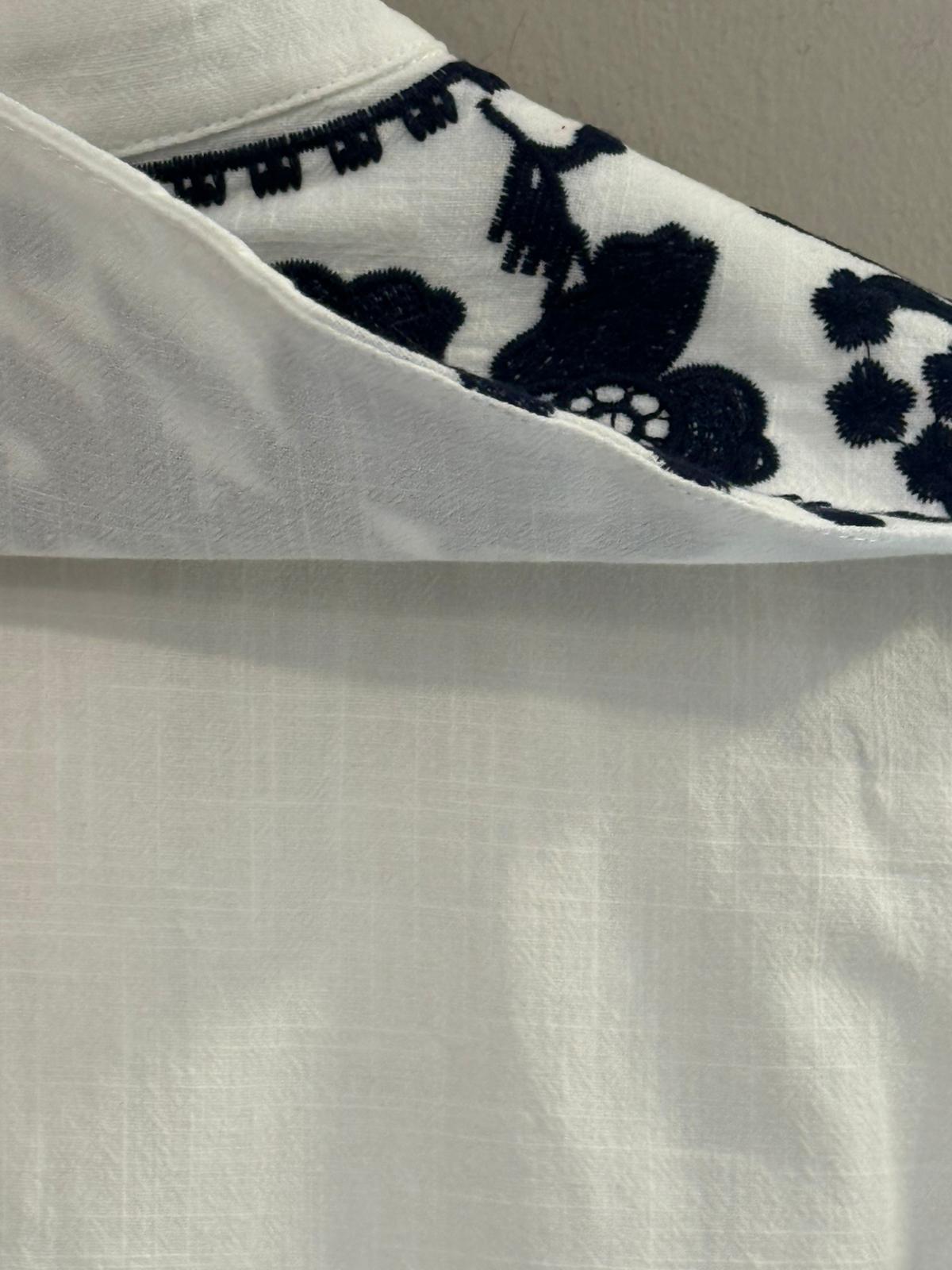 Camisa Blanca con Bordado Floral Navy en Canesú