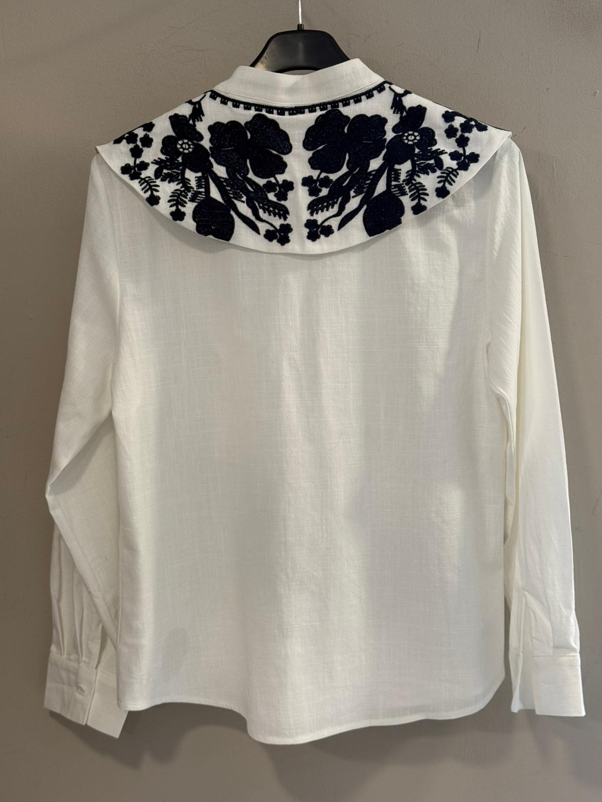 Camisa Blanca con Bordado Floral Navy en Canesú