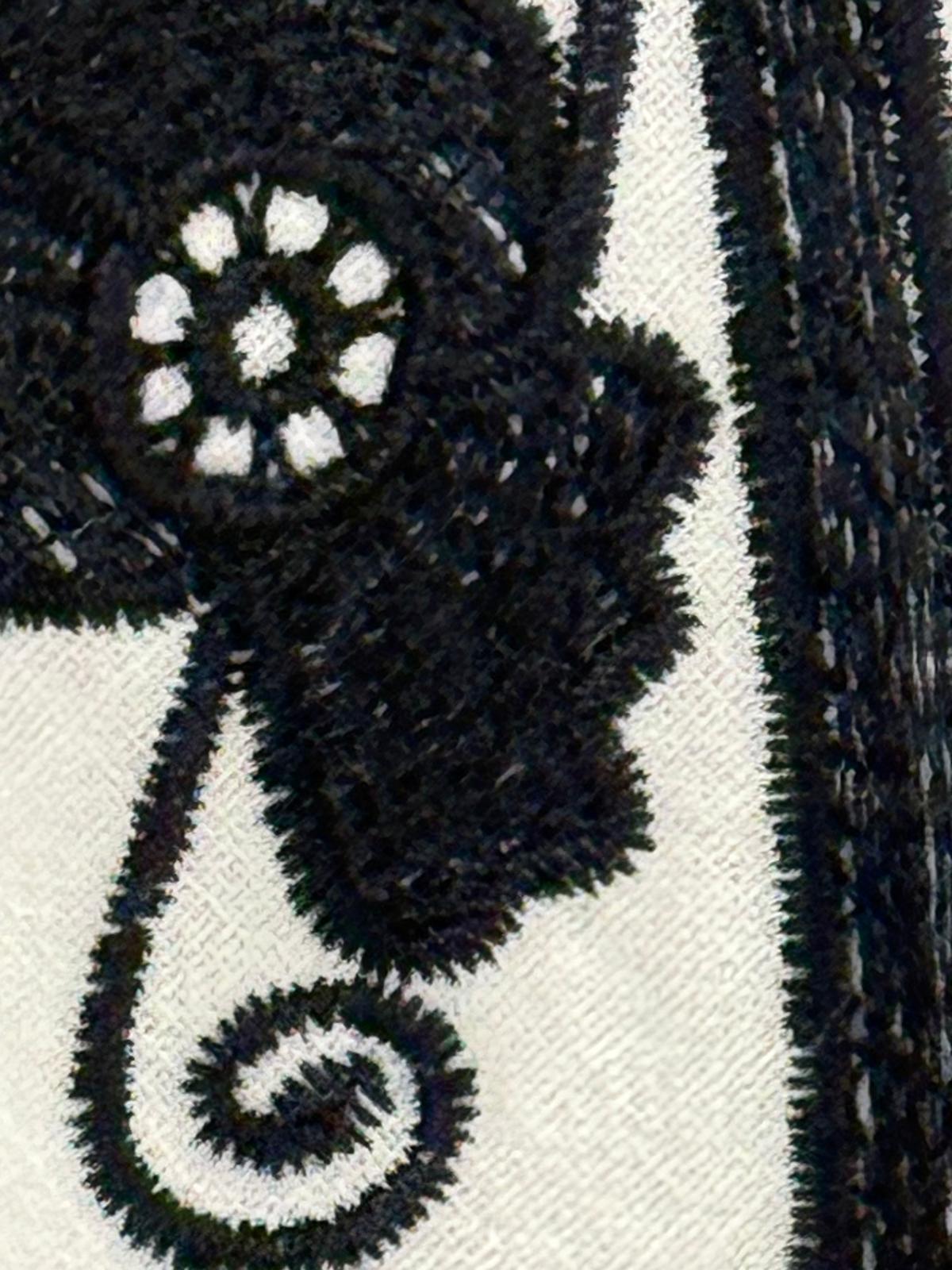 Camisa Blanca con Bordado Floral Navy en Canesú