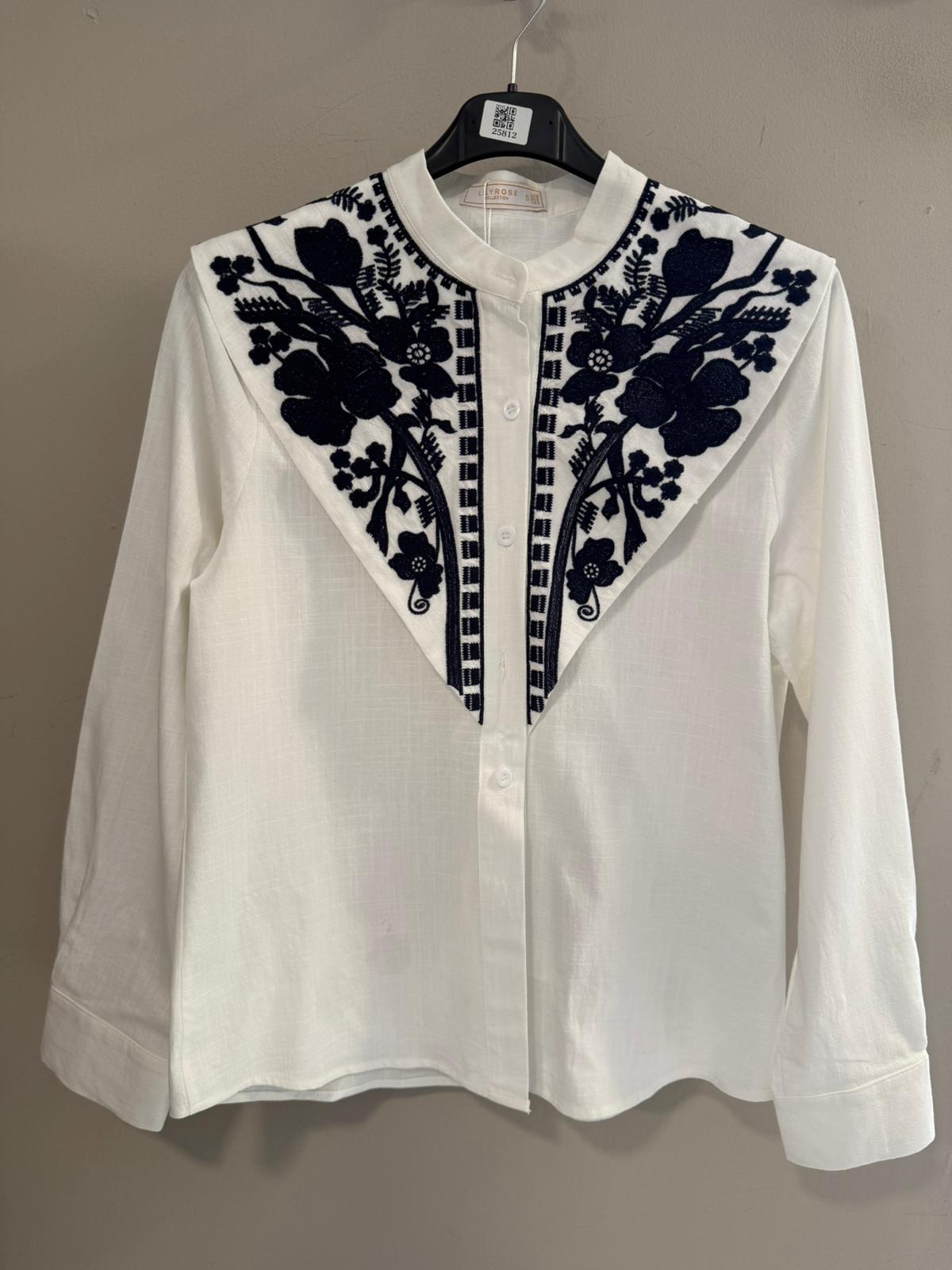 Camisa Blanca con Bordado Floral Navy en Canesú